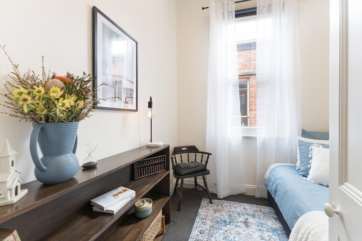 Stylish 3BR house | Steps to Smith St Cafes & Bars gallery image 5