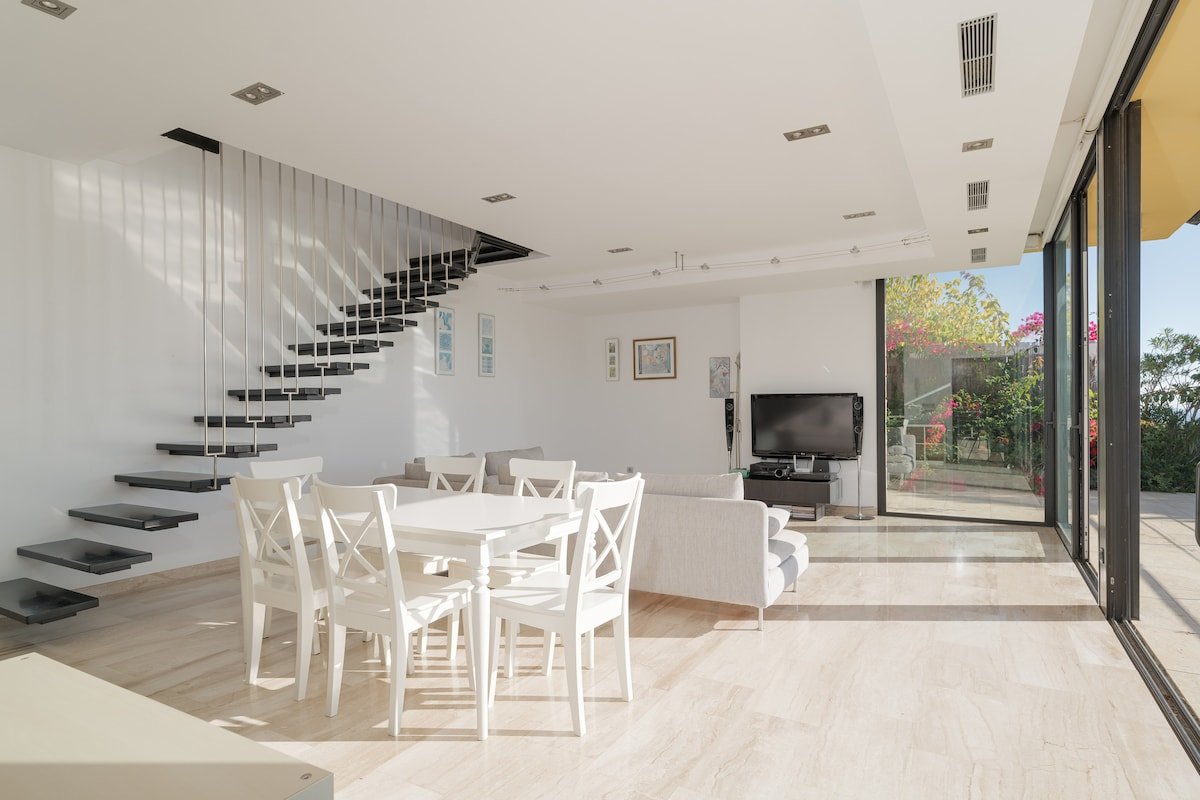 Spectacular views, pool, jacuzzi, private beach gallery image 5