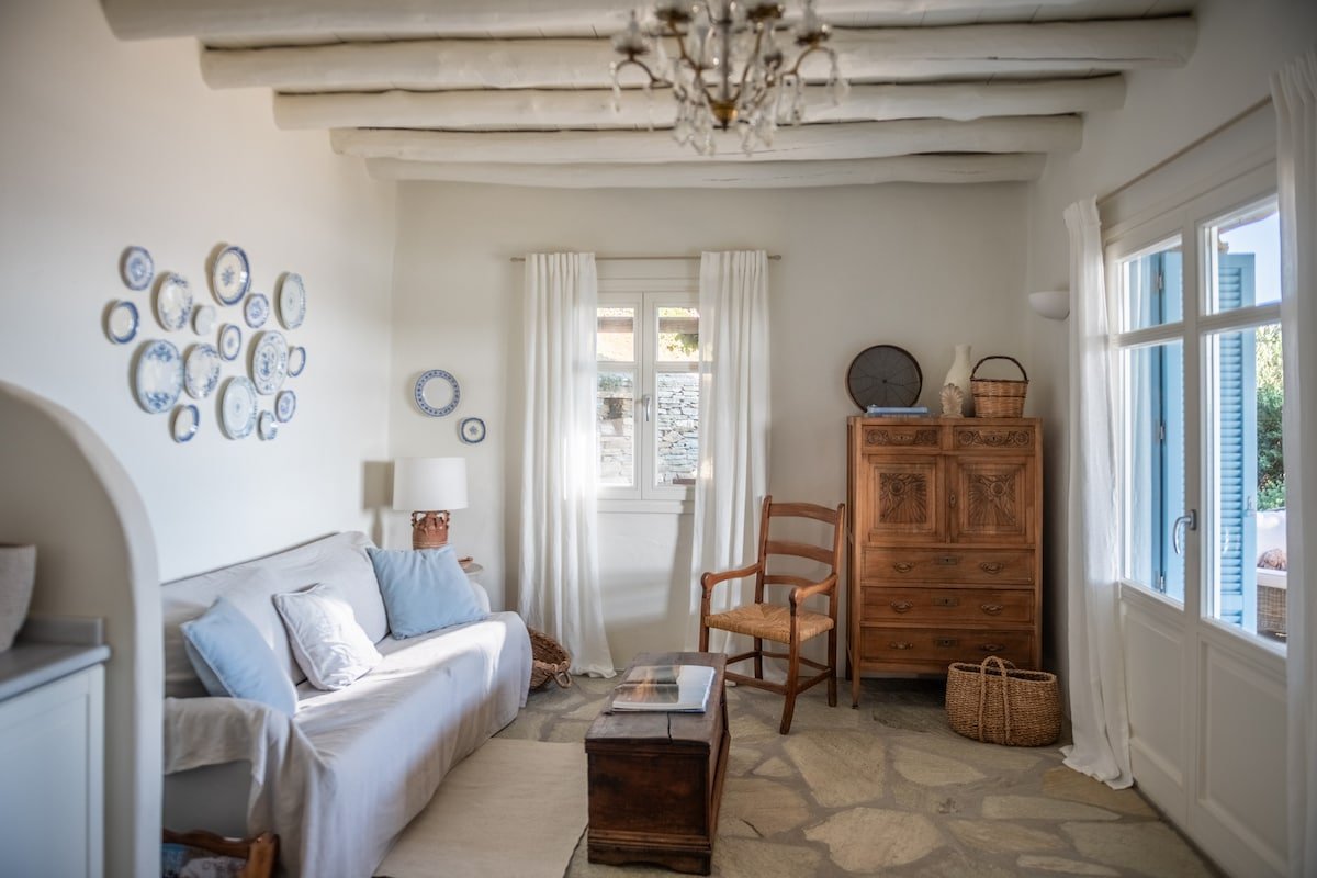 Cottage with private pool and access to the sea gallery image 5