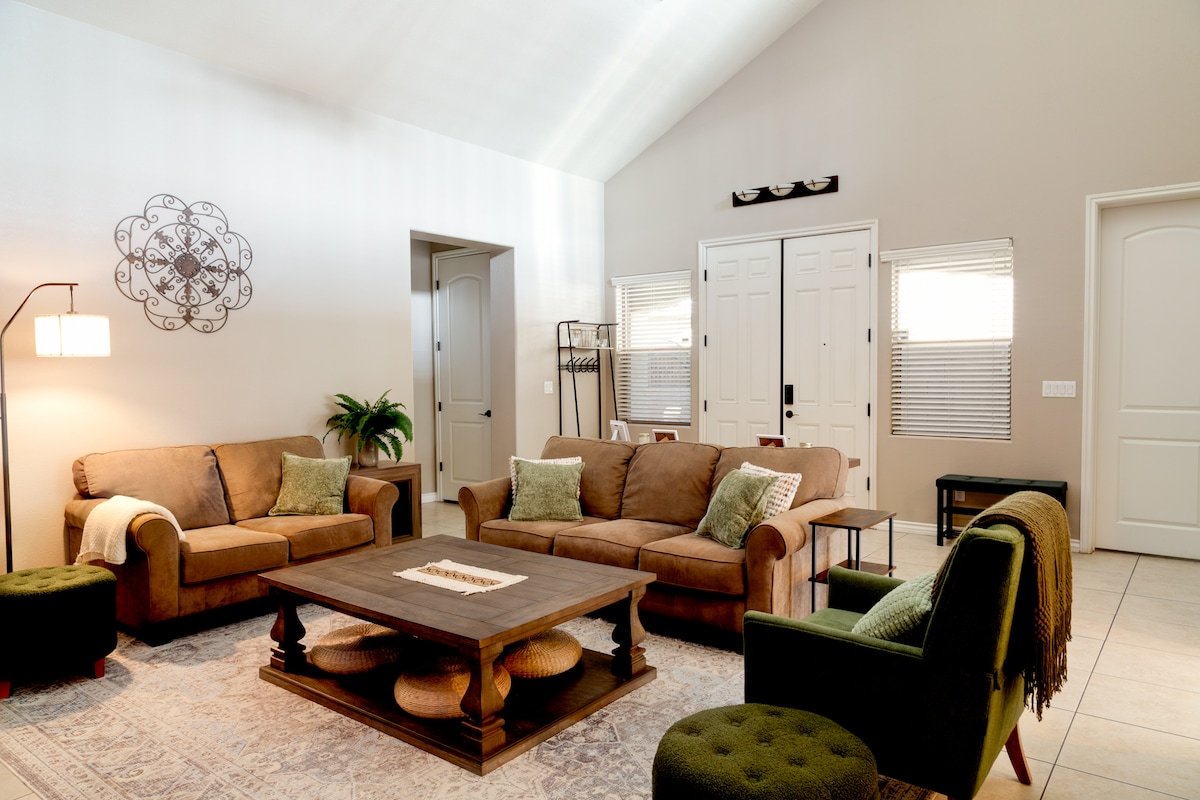 Lux Cozy Oasis 5bd/4.5ba + Pool/Jacuzzi + Game Rm gallery image 4