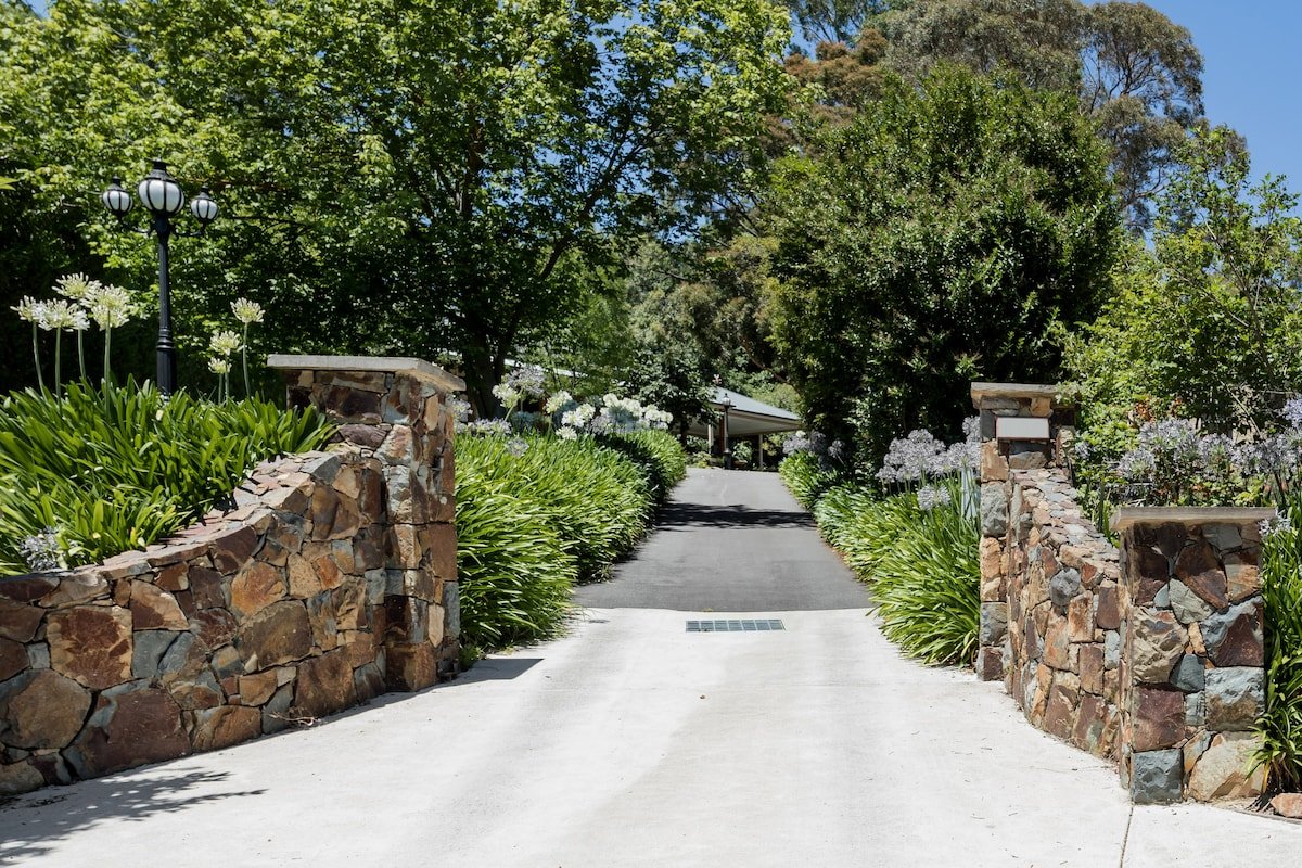 Stately Home with Gardens in Lilydale gallery image 5