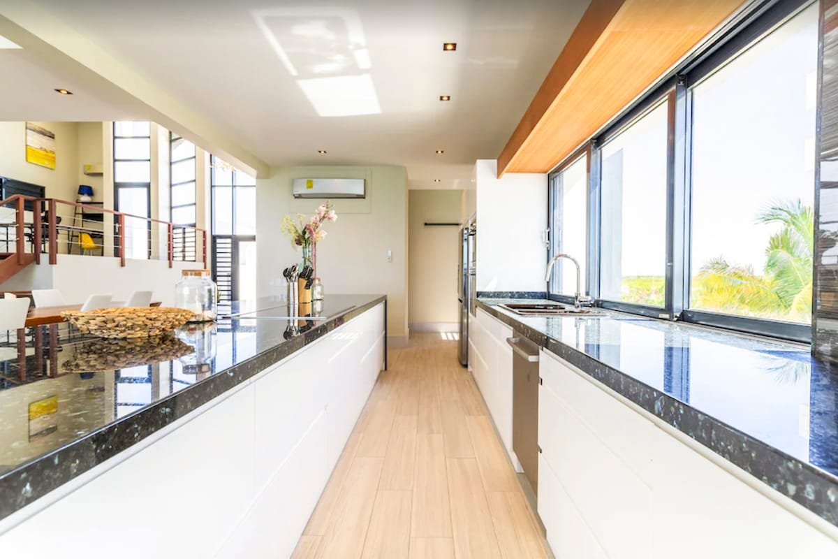 NEW – 7 Bedroom Bonaire Beachfront Vacation Villa gallery image 3