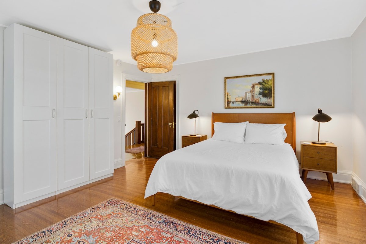 * Grand, Historic Park Ave Apt Home/ 3BR, 2.5BA * gallery image 4