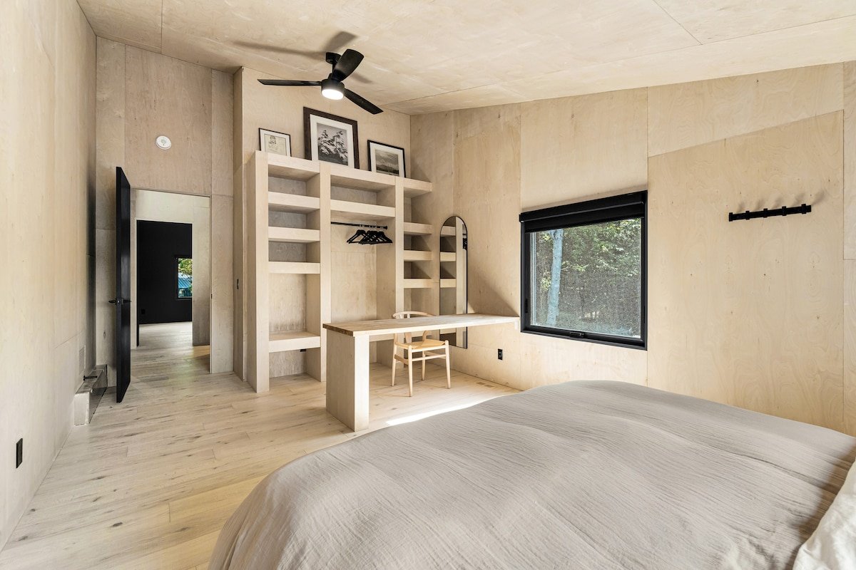 Modern Luxury Cottage | Sauna, Hot Tub, Lakefront gallery image 5