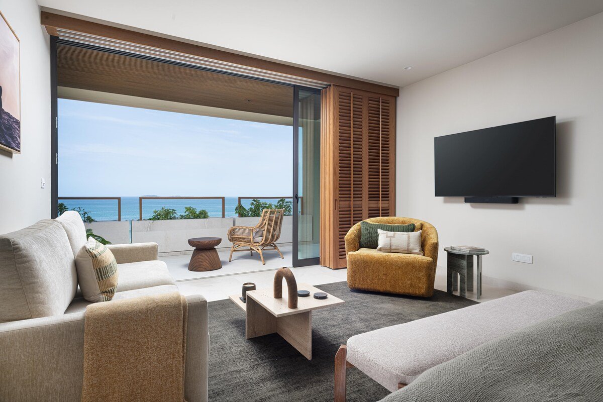 Modern Art Penthouse | Rooftop w/Infinity Pool gallery image 3