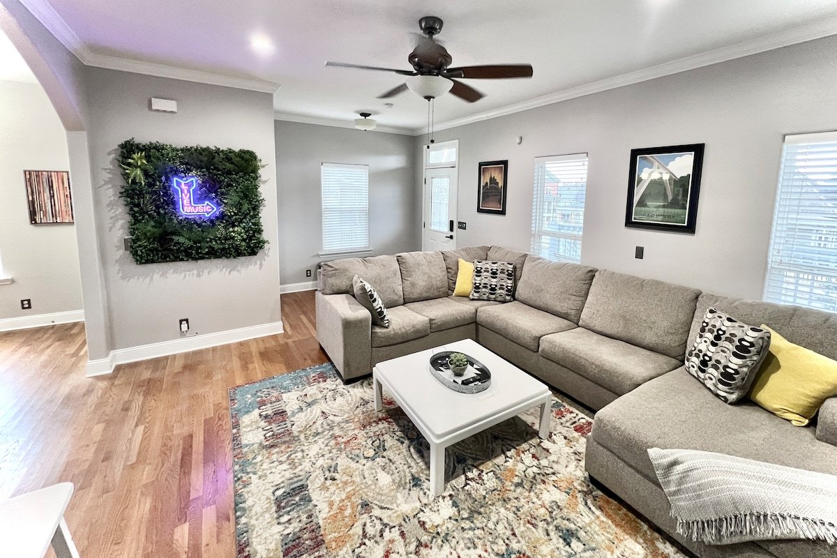 Nashville’s #1 View • Minutes to Broadway gallery image 5