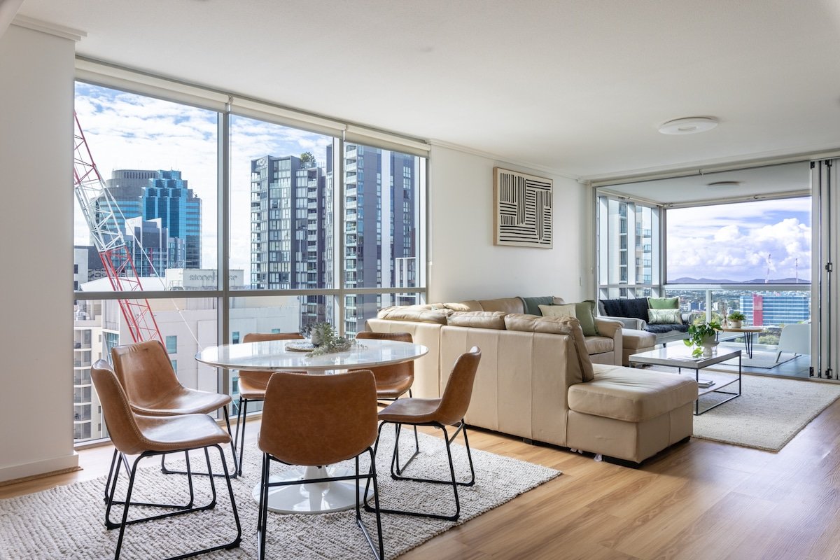 Luxury condo Brisbane CBD. parking.gym.pool gallery image 2