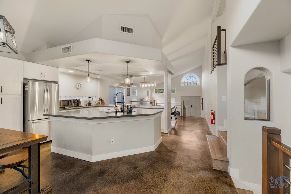 Stunning 5BR/3BA w/ Pool! Amazing Kitchen! gallery image 5