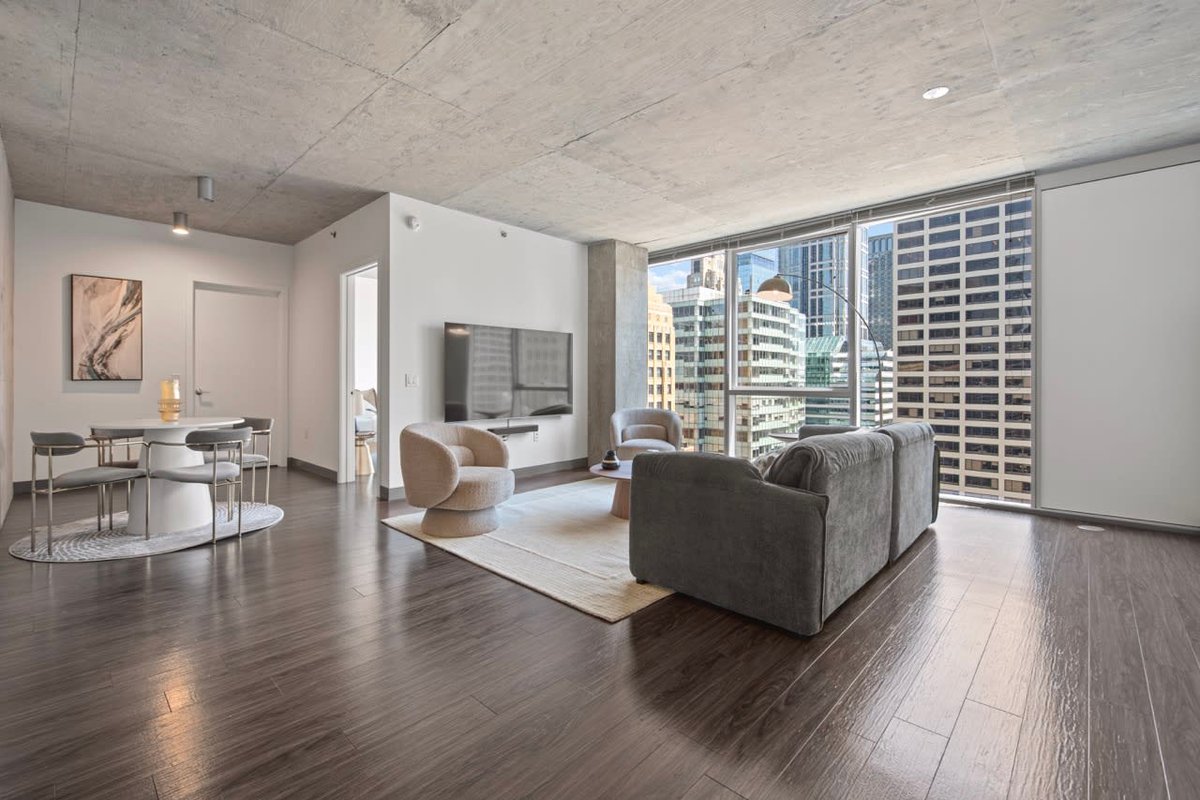 Modern 2BR in The Loop + Panoramic City Views