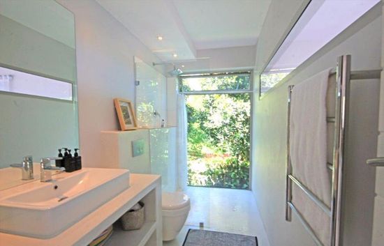 Photo 4 of Berry House accommodation in Llandudno, Cape Town with 4 bedrooms and 4 bathrooms