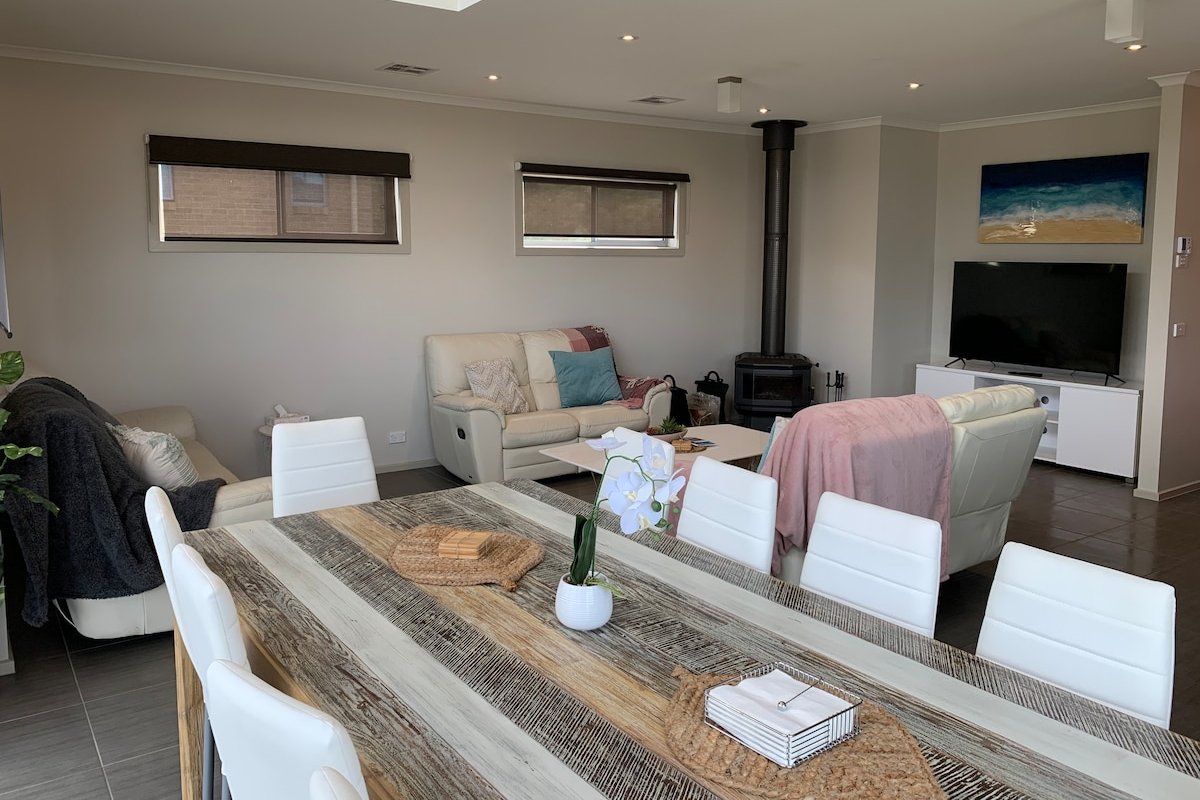 Large Spacious Home. 5 Bdrm Home Near Beach gallery image 4