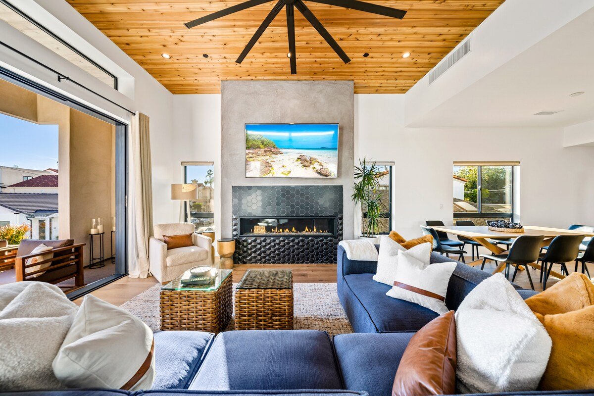 Naples Modern Home gallery image 3