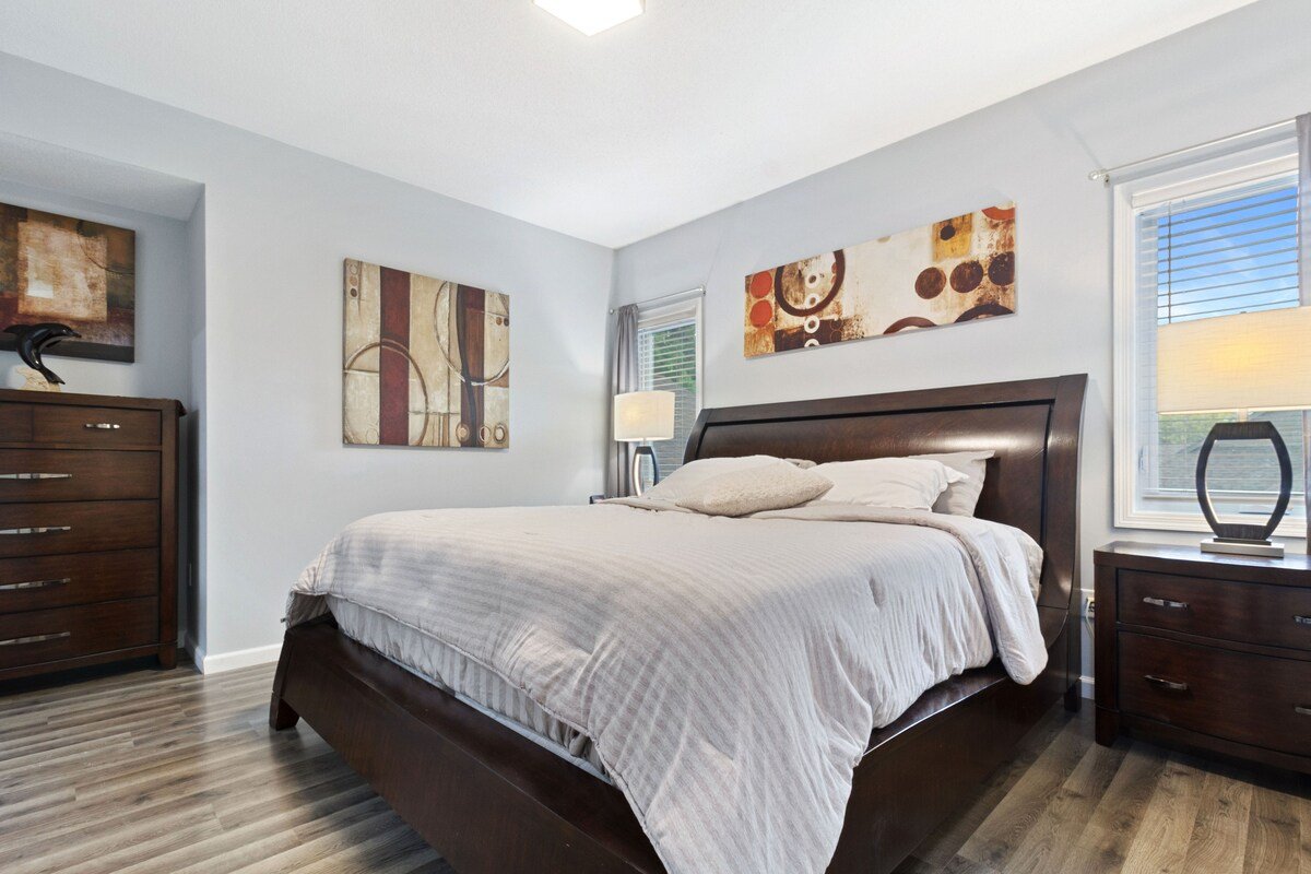 Jenkins Retreat – 5BR w/private hot tub & theater gallery image 3