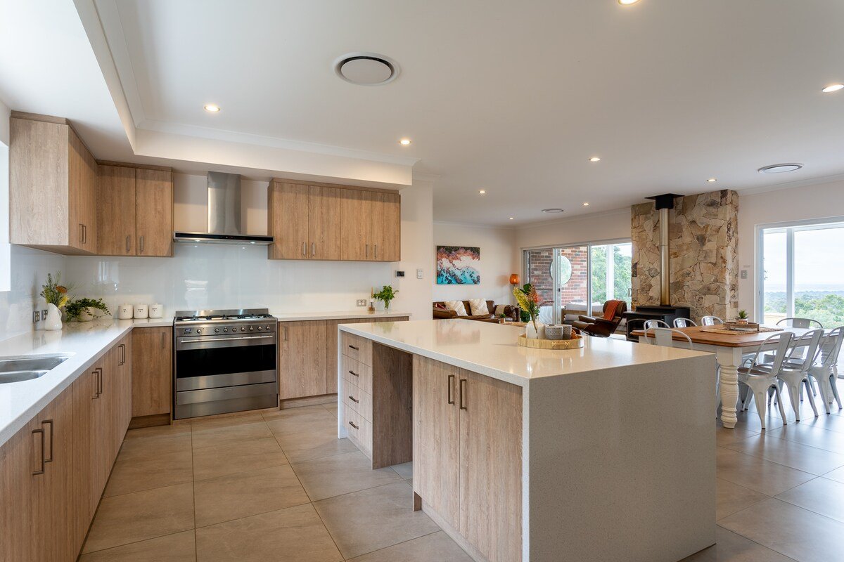 Summerville Treetops: A Stunning Valley Retreat gallery image 5