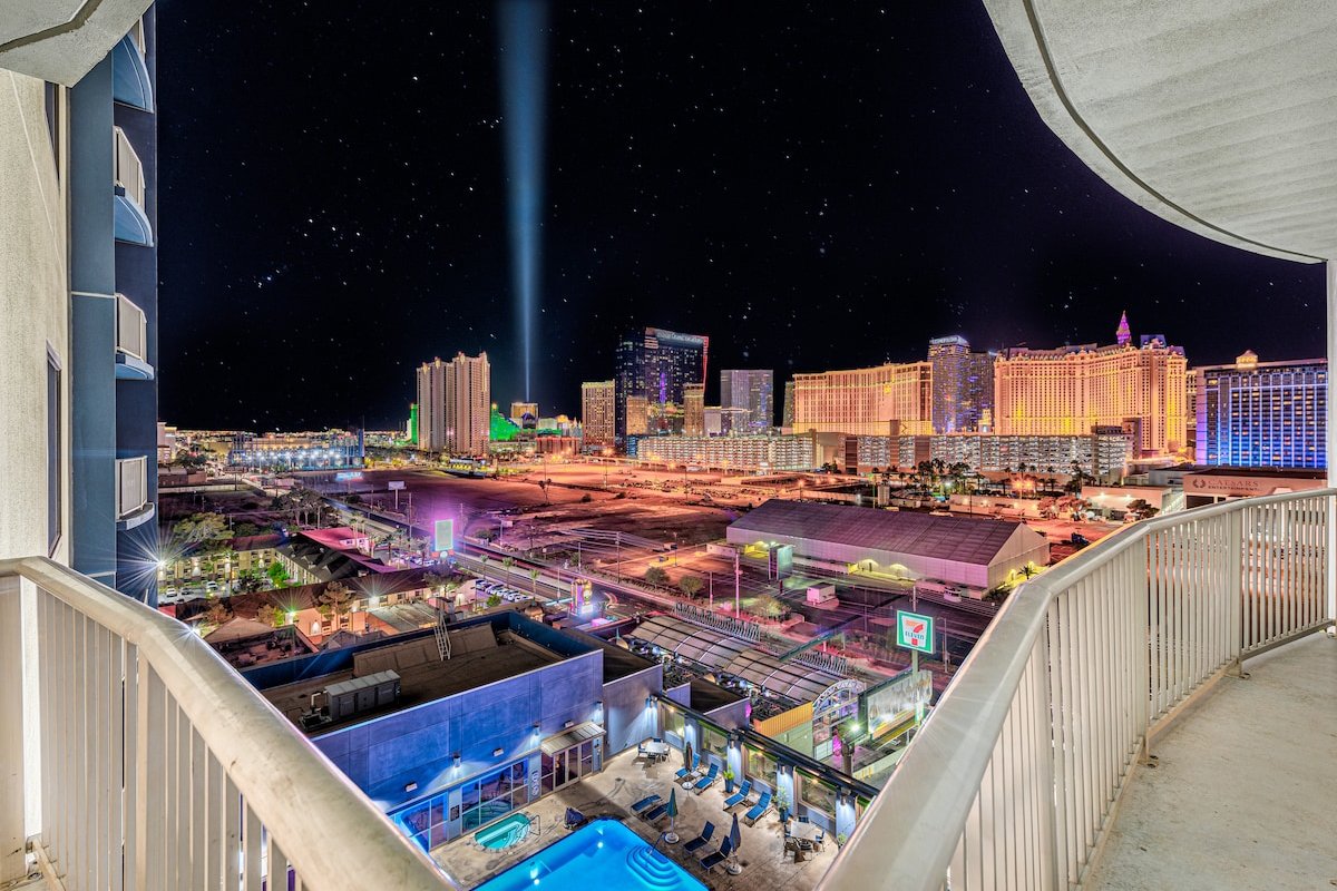 2 Bedroom Suite-Strip View-Pool Table-Arcade gallery image 4