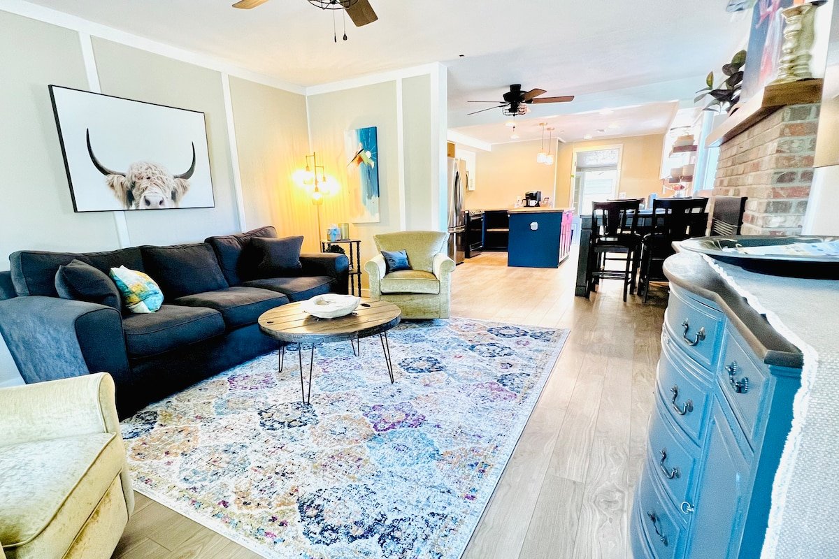 Epic Downtown Locale. Trails, views, more! gallery image 2