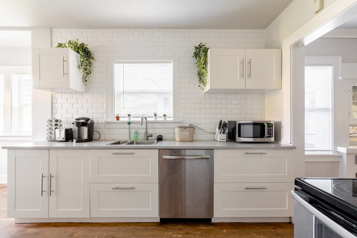 Alberta Arts Gem – 2BR – 2BA – Prime Location gallery image 3