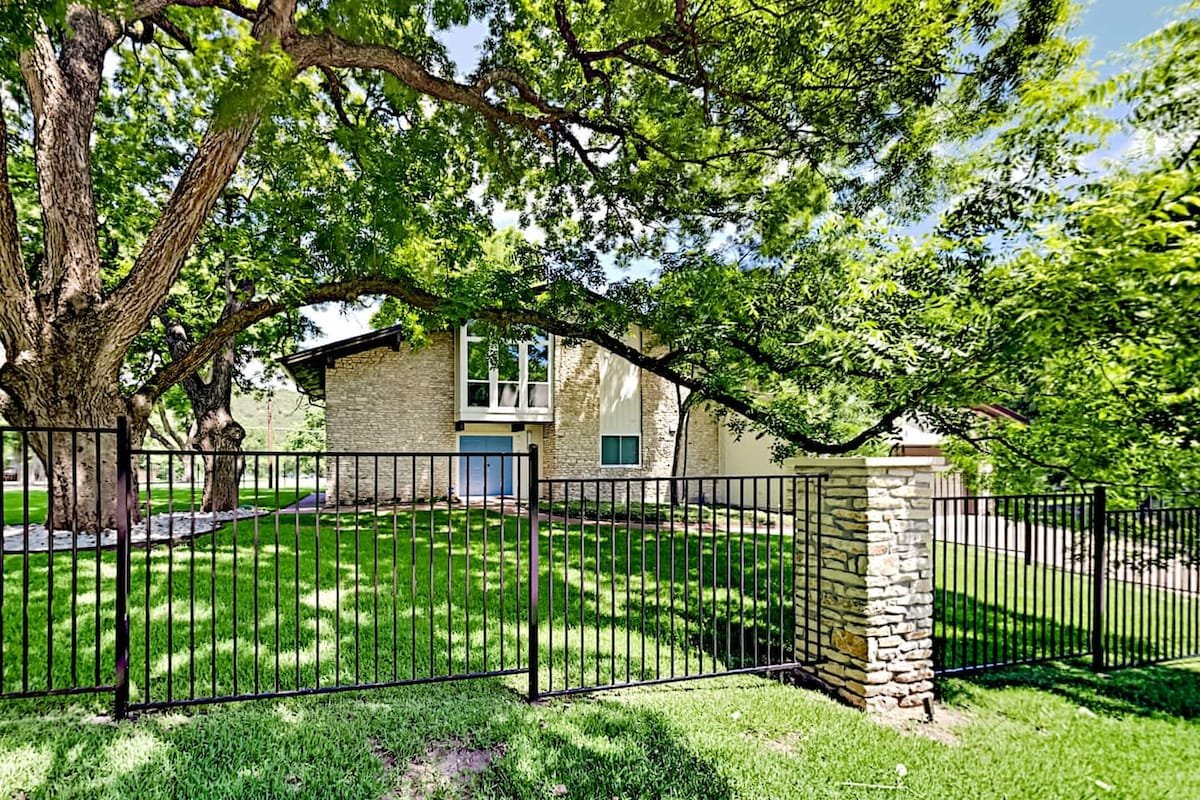 Beautiful Mid-Century Modern Lakehouse gallery image 3