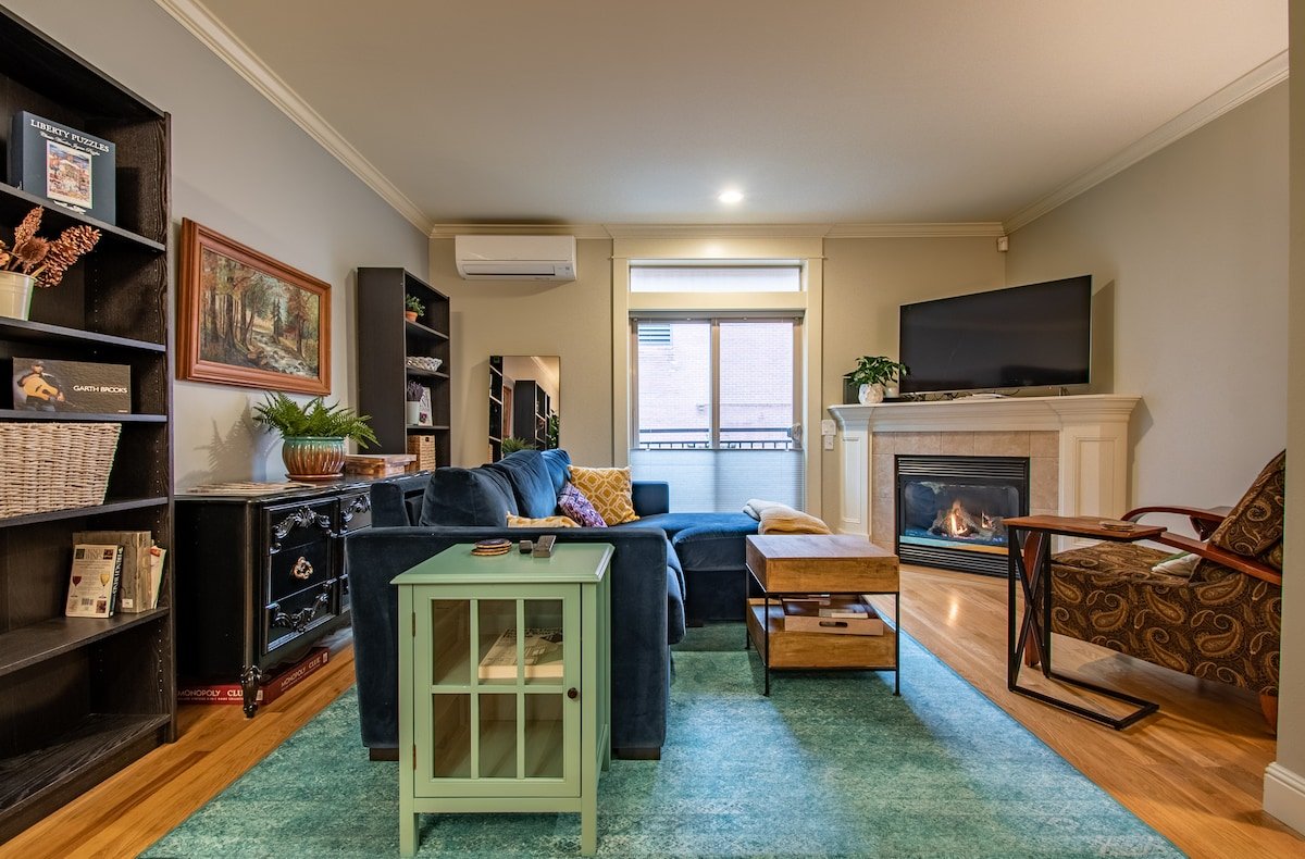 3 Bedroom Townhouse Downtown w/Private Backyard gallery image 5