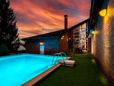 Amazing villa pool sauna hot tube & free parking