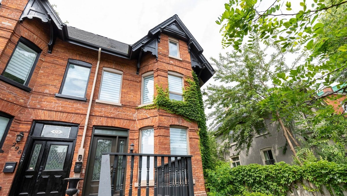 Downtown Victorian close to the Eaton Centre gallery image 3