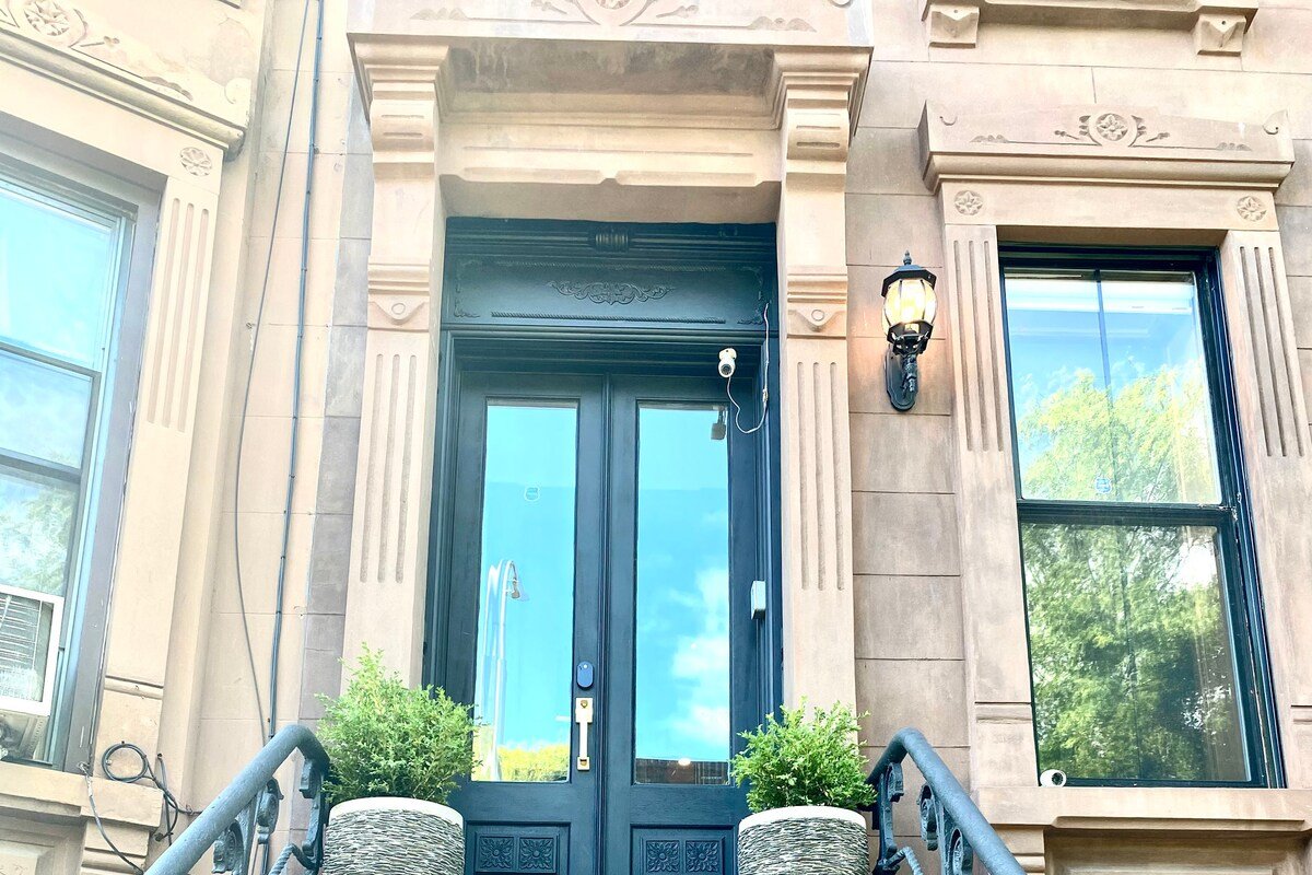 Gym-equipped Bklyn Triplex Brownstone Garden Oasis gallery image 5