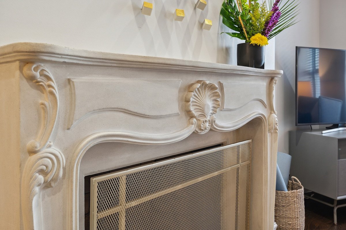 2BR Retreat with a Fireplace in Gold Coast gallery image 5