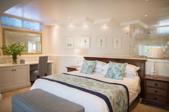 Photo 2 of Bishopscourt Hillwood Villa accommodation in Bishopscourt, Cape Town with 5 bedrooms and 5 bathrooms