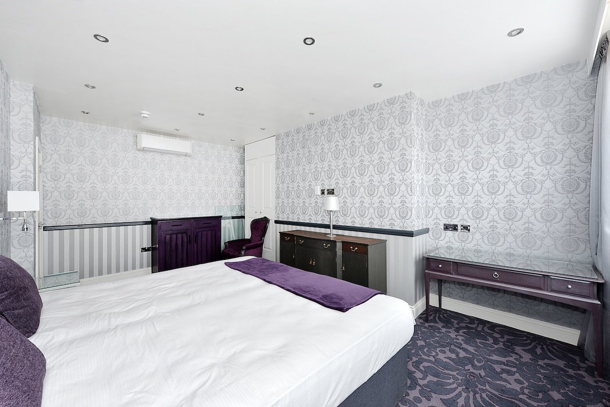 4 Bed/2 Bath Duplex, AC, FibreOptic Wi-Fi gallery image 4