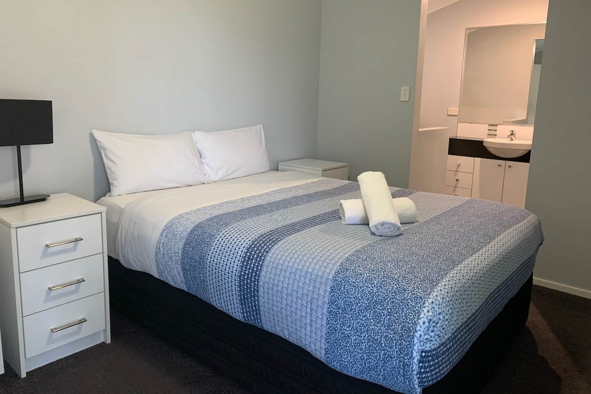 Haven By the Bay- Short walk to Broadwater beach gallery image 5