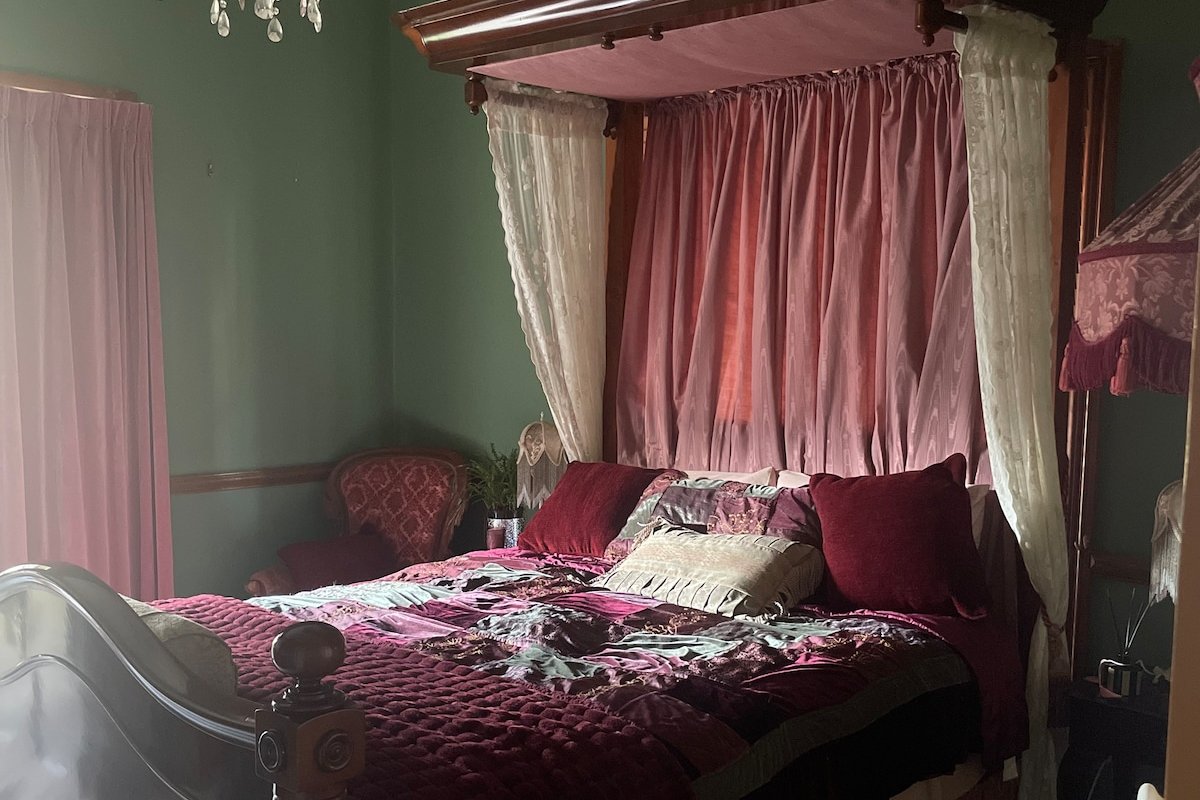 The Dragons Parlour gallery image 3