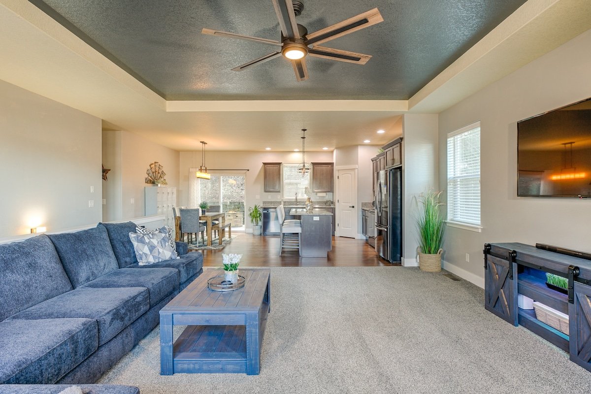 West Hills Getaway – prime location, amazing views gallery image 2