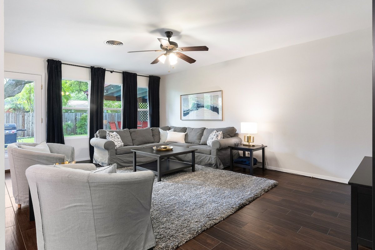 2 Living Rooms, Lots of Big Beds! 3 king, 2 queen gallery image 5