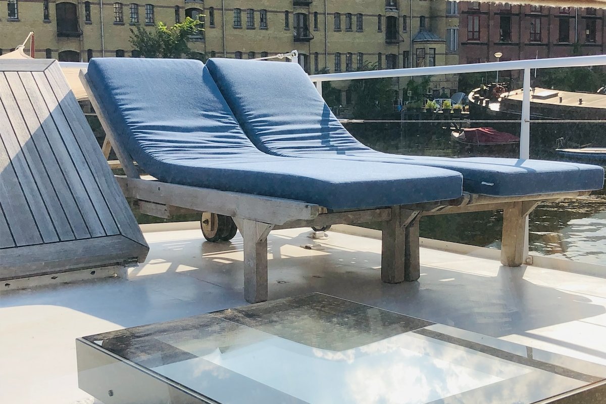 XL luxurious houseboat on hot spot gallery image 5