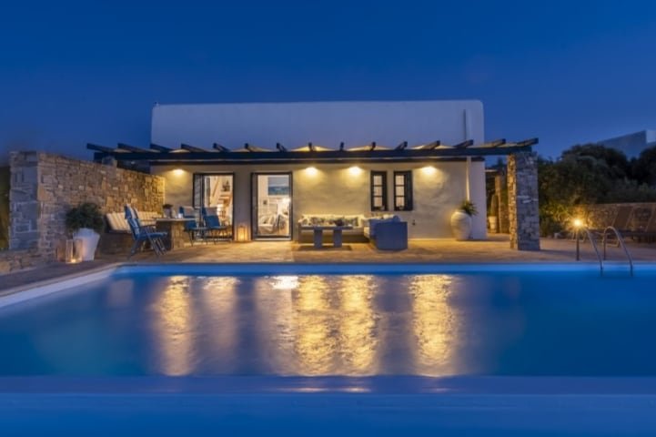 Spectacular villa & infinity pool! Stunning views gallery image 2