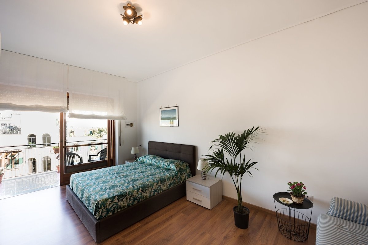 Panorama Vesuvius central (in front of the metro) gallery image 3