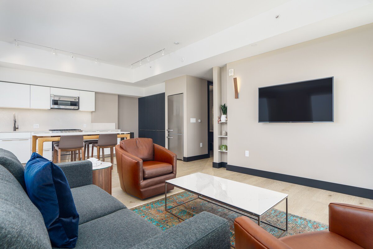 Sleek Tennyson St Flat w/ Balcony & Views gallery image 4
