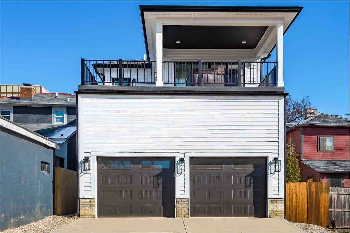 High End New Build, Rooftop Hot Tub, City Views! gallery image 2