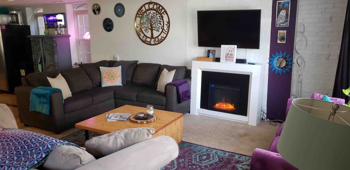 The Good Vibes House – Private shower per bedroom! gallery image 3