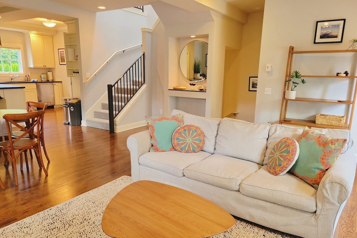 Classic Admiral District Townhome in West Seattle gallery image 2