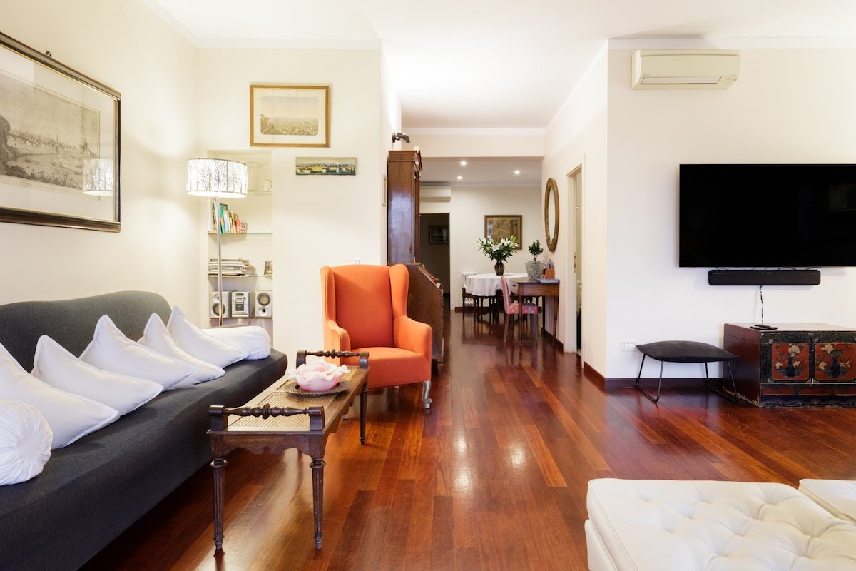 Ponte Vecchio View Luxury Apartment gallery image 2