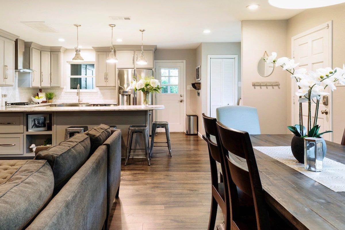 Ideal location for UT Football & great food! gallery image 2