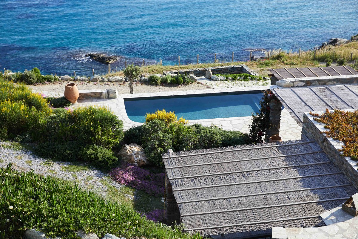 Cottage with private pool and access to the sea