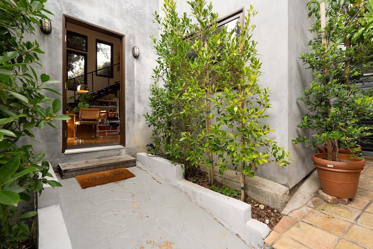 Director’s Hideaway in the Hollywood Hills gallery image 3