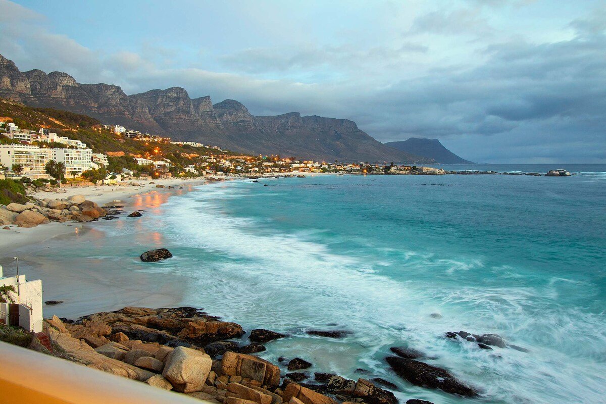 Clifton Views – Elegant Apt with pool & sea views gallery image 4