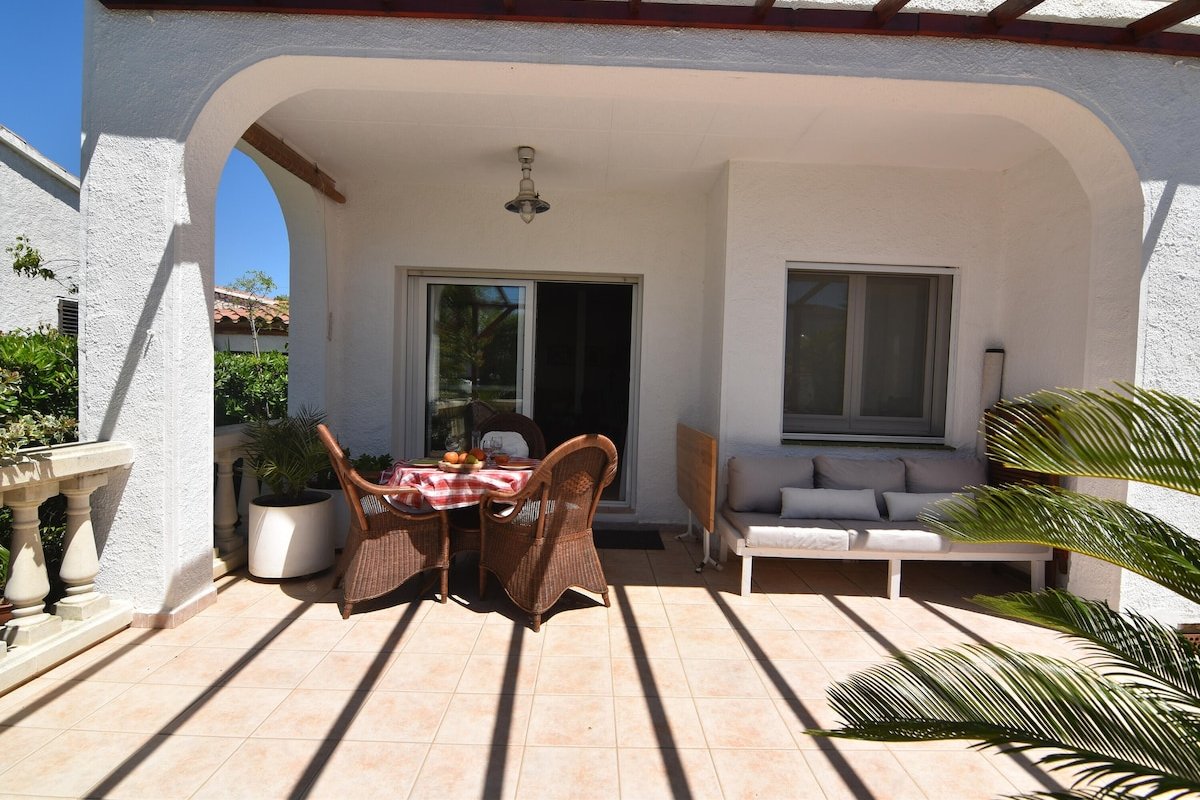 Lovely vacation home with lush garden and spacious gallery image 4