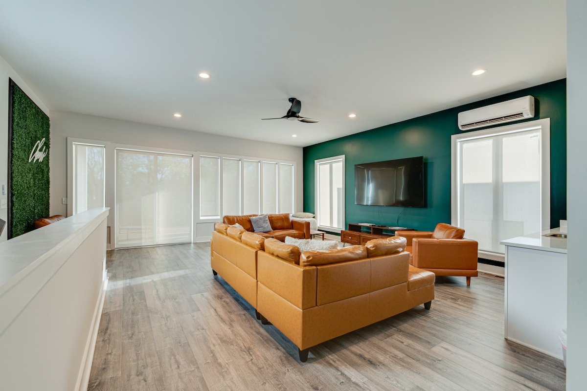 Downtown w/ Amazing Patios! Walk Everywhere.!.!.! gallery image 5