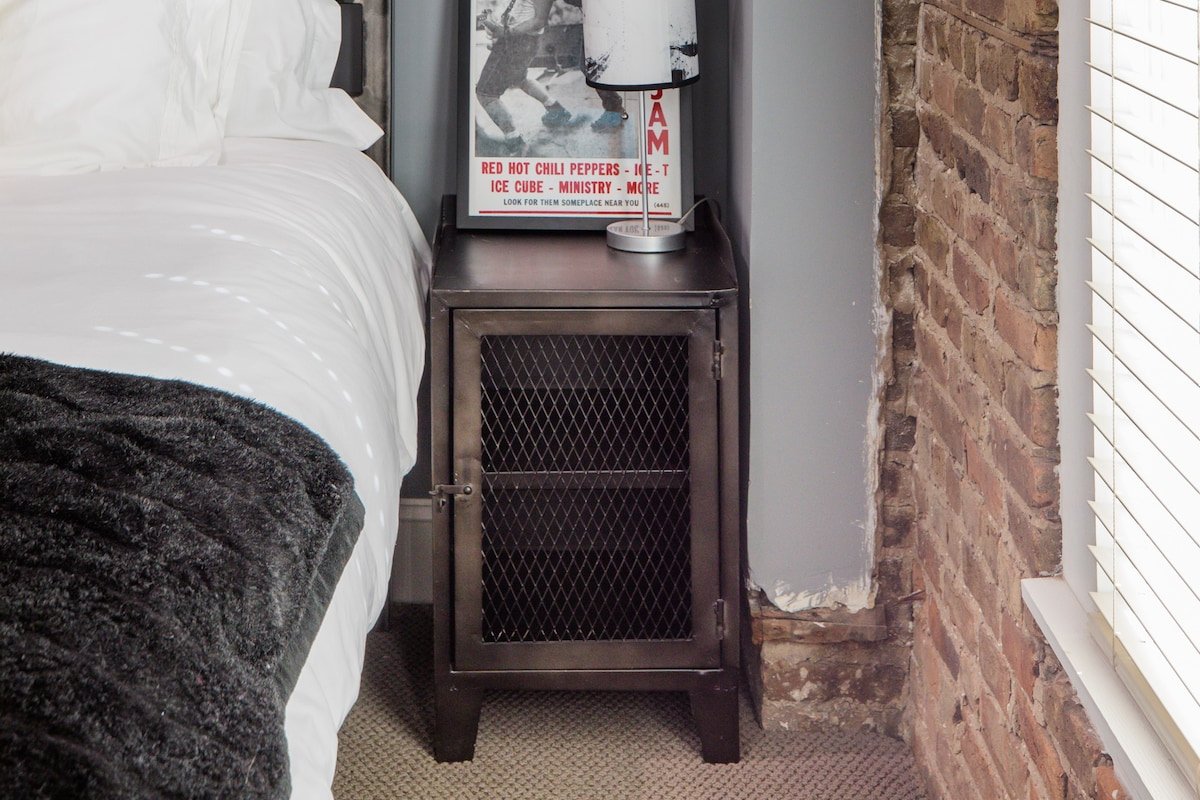 Stunning Old Town Penthouse with Private Rooftop gallery image 3