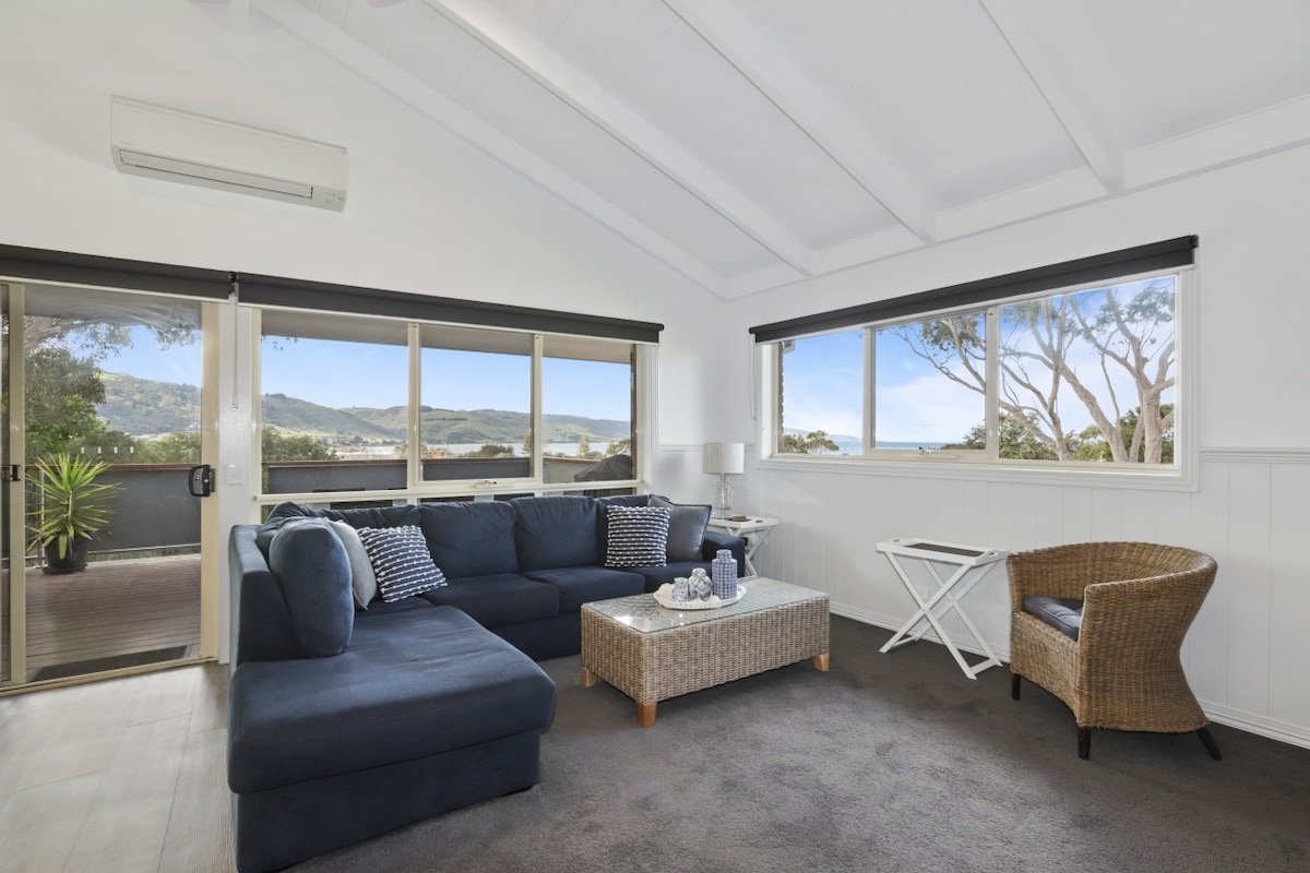 Deck 2 Sea – Amazing views, close to main street gallery image 3