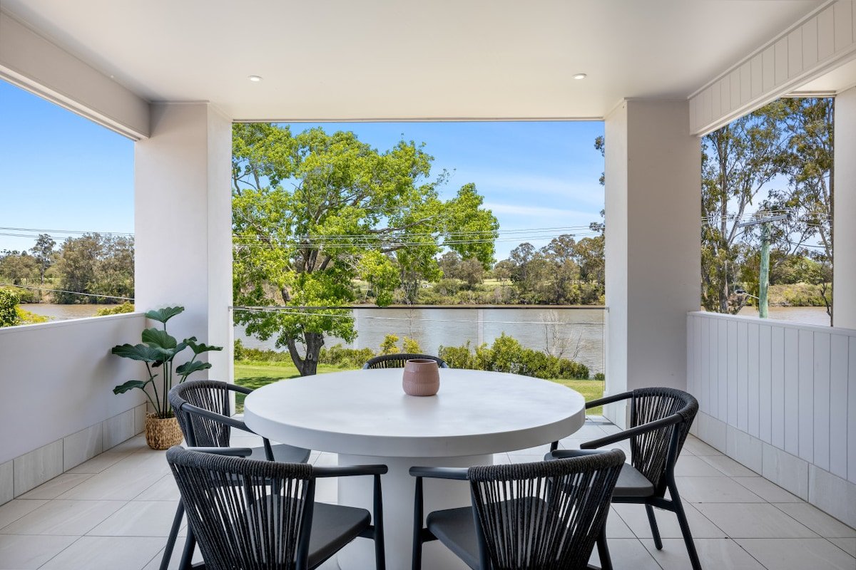 Modern Luxury Riverfront Retreat gallery image 2